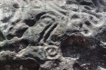 Mysterious wall carvings in the caves of Mandandá