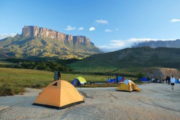 Camp at the Rio Tek river